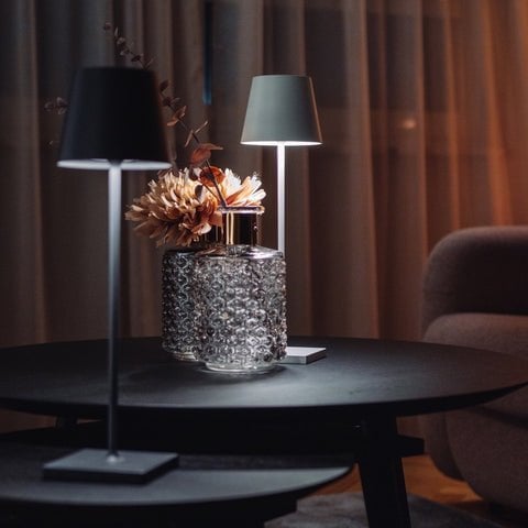Trådløs, stilfuld bordlampe med LED-lys, moderne design, touch-knap, bærbar og kompakt skrivebordslampe.
