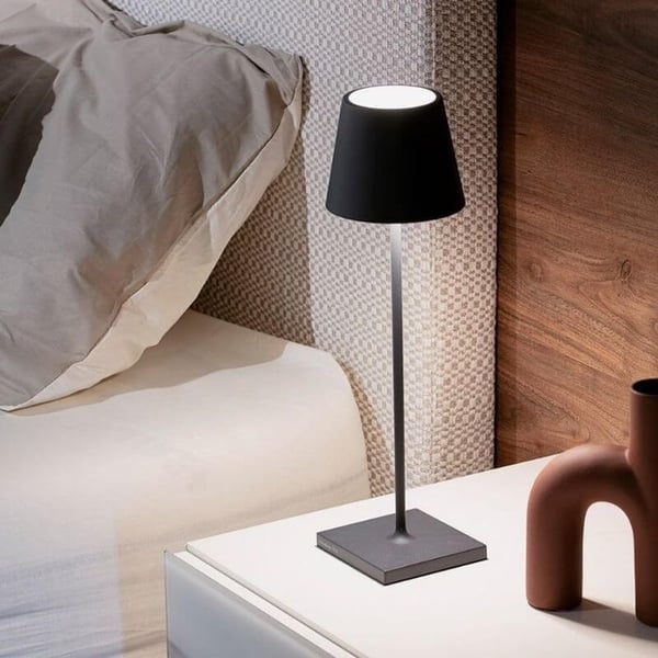 Trådløs, stilfuld bordlampe med LED-lys, moderne design, touch-knap, bærbar og kompakt skrivebordslampe.