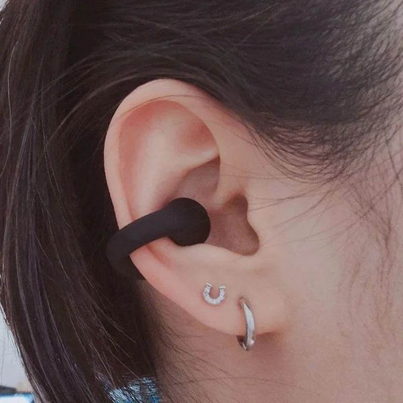 Trådløse knogleledende hovedtelefoner, elegant og kompakt design, sort metalstruktur, i opladningsetui, teknologi og gadgets