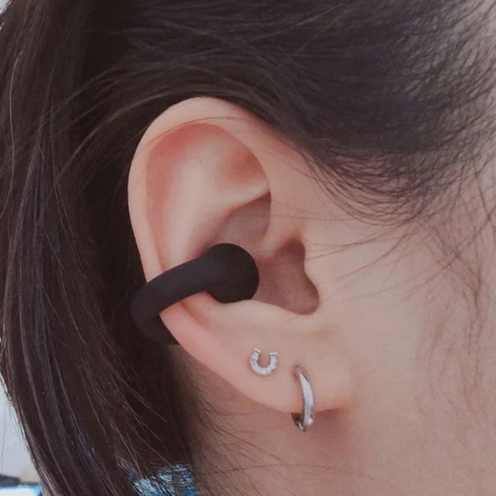 Trådløse knogleledende hovedtelefoner, elegant og kompakt design, sort metalstruktur, i opladningsetui, teknologi og gadgets