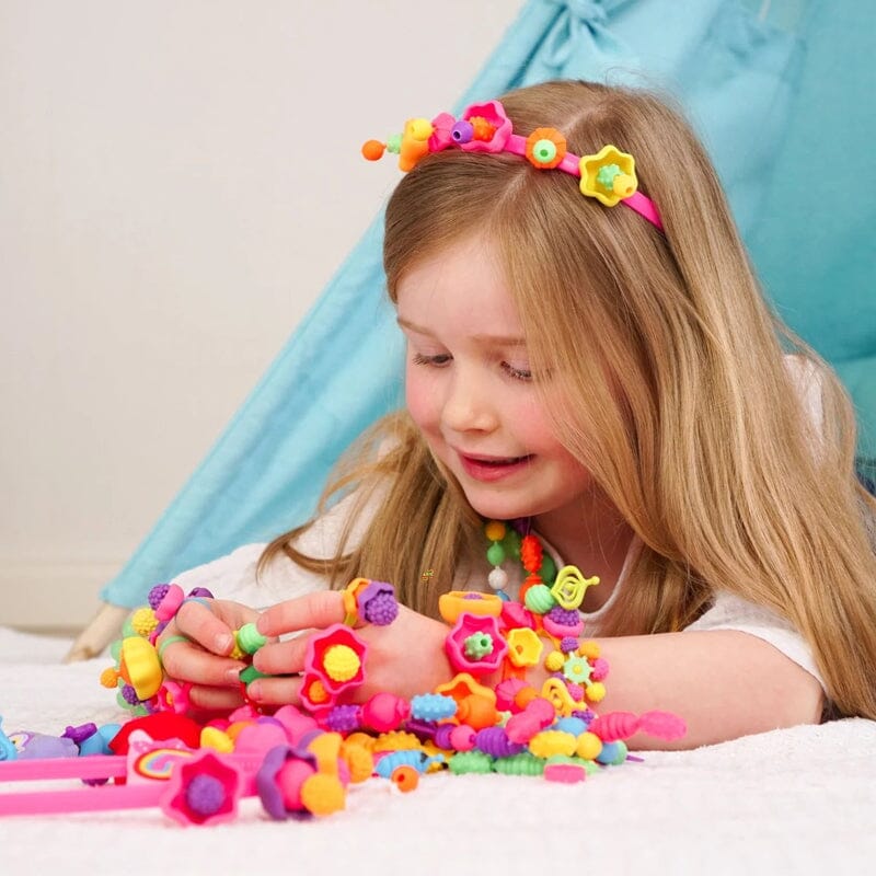 Børns Kreative Perlesæt: Farverige plastikperler, træarmbånd. Kunst, kreativitet og sikker leg for børn.