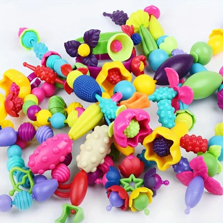 Børns Kreative Perlesæt: Farverige plastikperler, træarmbånd. Kunst, kreativitet og sikker leg for børn.