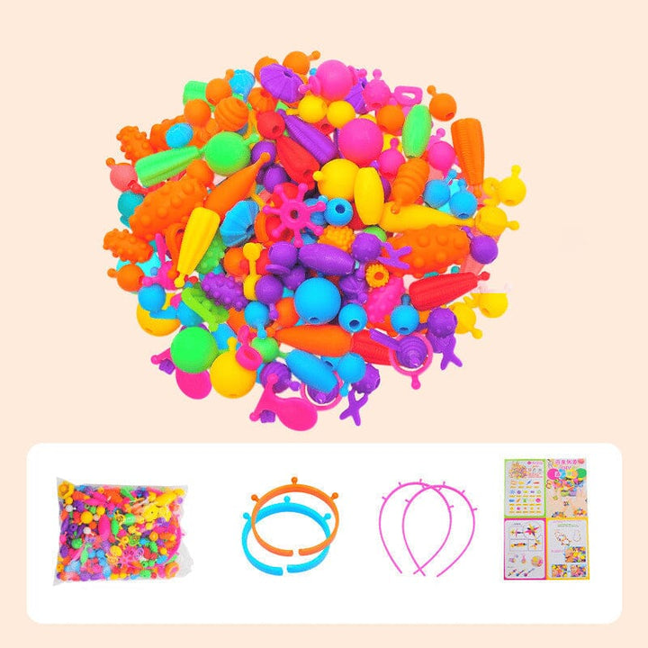 Børns Kreative Perlesæt: Farverige plastikperler, træarmbånd. Kunst, kreativitet og sikker leg for børn.