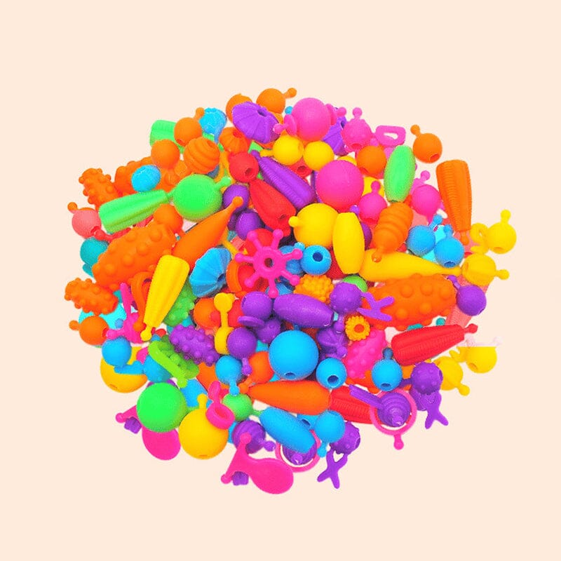 Børns Kreative Perlesæt: Farverige plastikperler, træarmbånd. Kunst, kreativitet og sikker leg for børn.