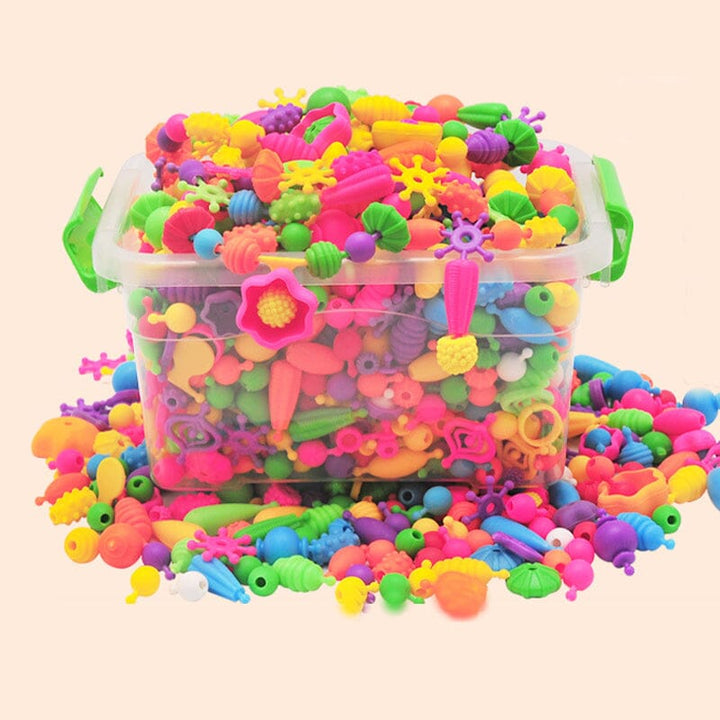 Børns Kreative Perlesæt: Farverige plastikperler, træarmbånd. Kunst, kreativitet og sikker leg for børn.
