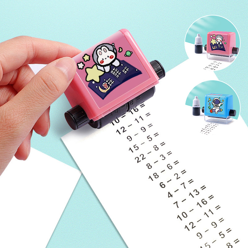 Børns matematik stempel, tilgængelig i blå og pink, kompakt og holdbart rullemekanisme, sjove matematikøvelser.