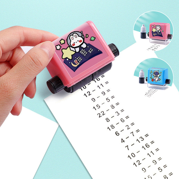 Børns matematik stempel, tilgængelig i blå og pink, kompakt og holdbart rullemekanisme, sjove matematikøvelser.