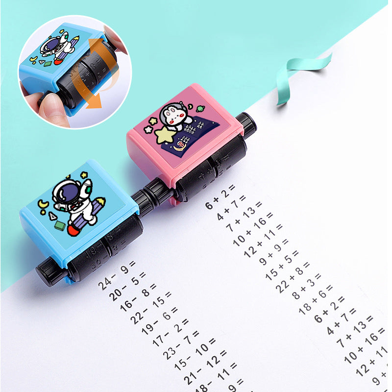 Børns matematik stempel, tilgængelig i blå og pink, kompakt og holdbart rullemekanisme, sjove matematikøvelser.