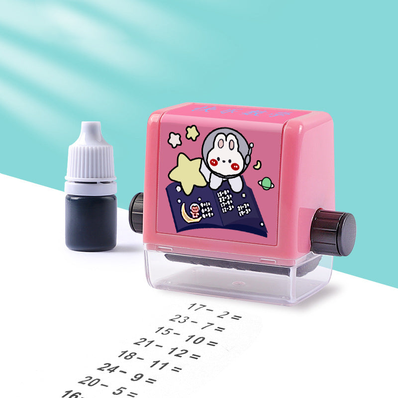 Børns matematik stempel, tilgængelig i blå og pink, kompakt og holdbart rullemekanisme, sjove matematikøvelser.