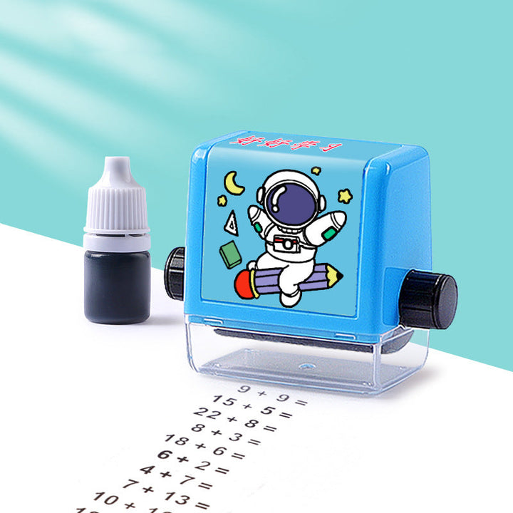 Børns matematik stempel, tilgængelig i blå og pink, kompakt og holdbart rullemekanisme, sjove matematikøvelser.