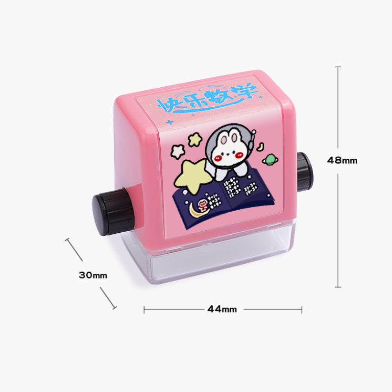 Børns matematik stempel, tilgængelig i blå og pink, kompakt og holdbart rullemekanisme, sjove matematikøvelser.