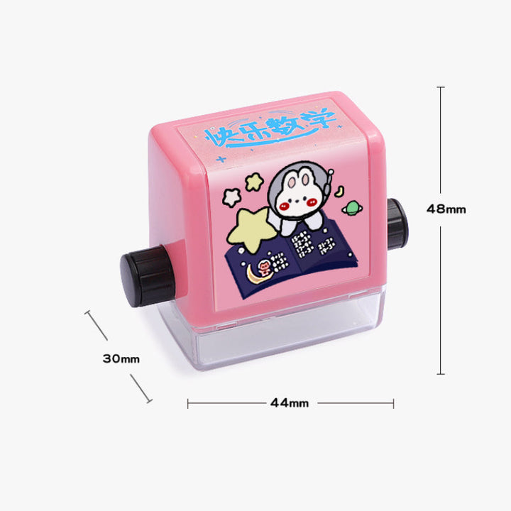 Børns matematik stempel, tilgængelig i blå og pink, kompakt og holdbart rullemekanisme, sjove matematikøvelser.