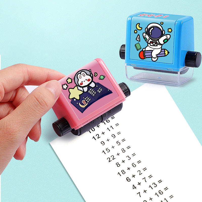Børns matematik stempel, tilgængelig i blå og pink, kompakt og holdbart rullemekanisme, sjove matematikøvelser.