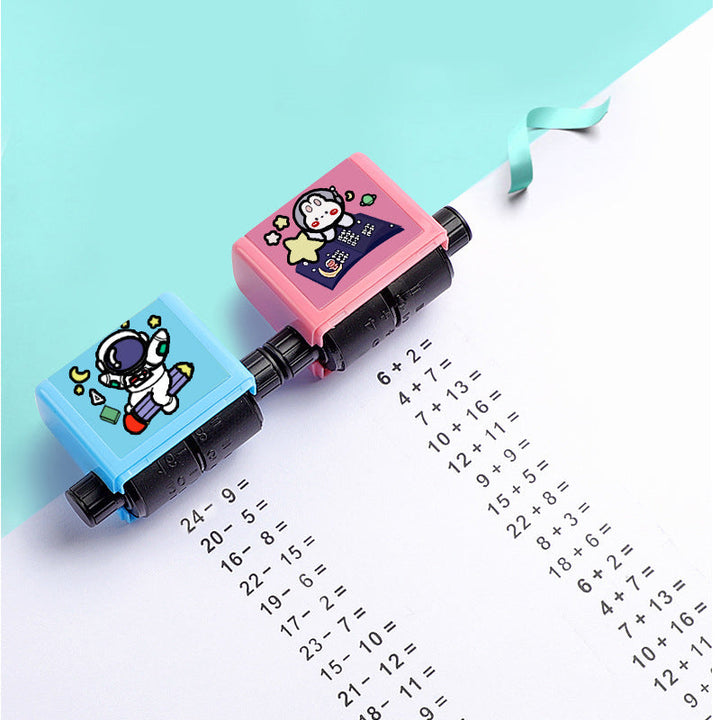 Børns matematik stempel, tilgængelig i blå og pink, kompakt og holdbart rullemekanisme, sjove matematikøvelser.