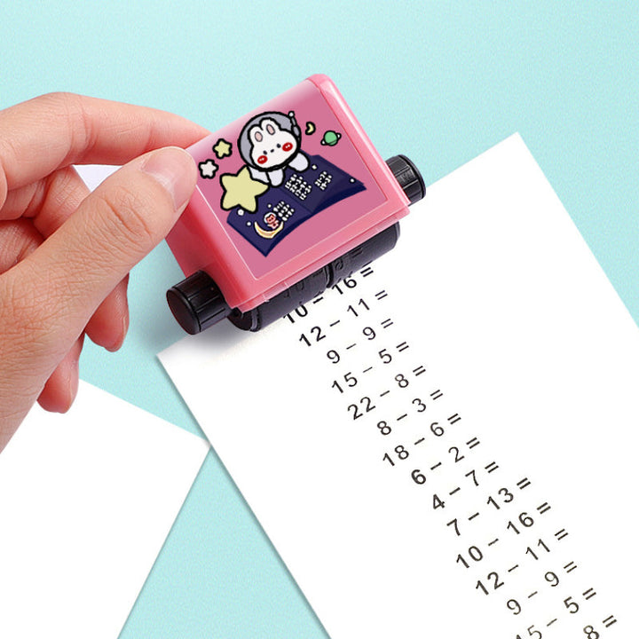 Børns matematik stempel, tilgængelig i blå og pink, kompakt og holdbart rullemekanisme, sjove matematikøvelser.