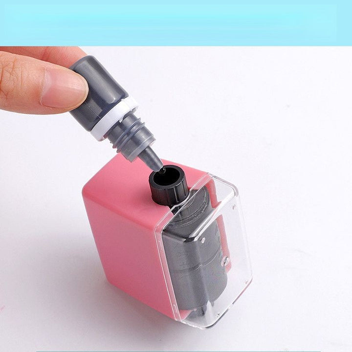 Børns matematik stempel, tilgængelig i blå og pink, kompakt og holdbart rullemekanisme, sjove matematikøvelser.