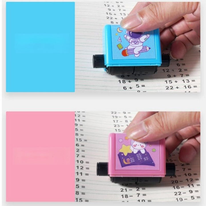 Børns matematik stempel, tilgængelig i blå og pink, kompakt og holdbart rullemekanisme, sjove matematikøvelser.