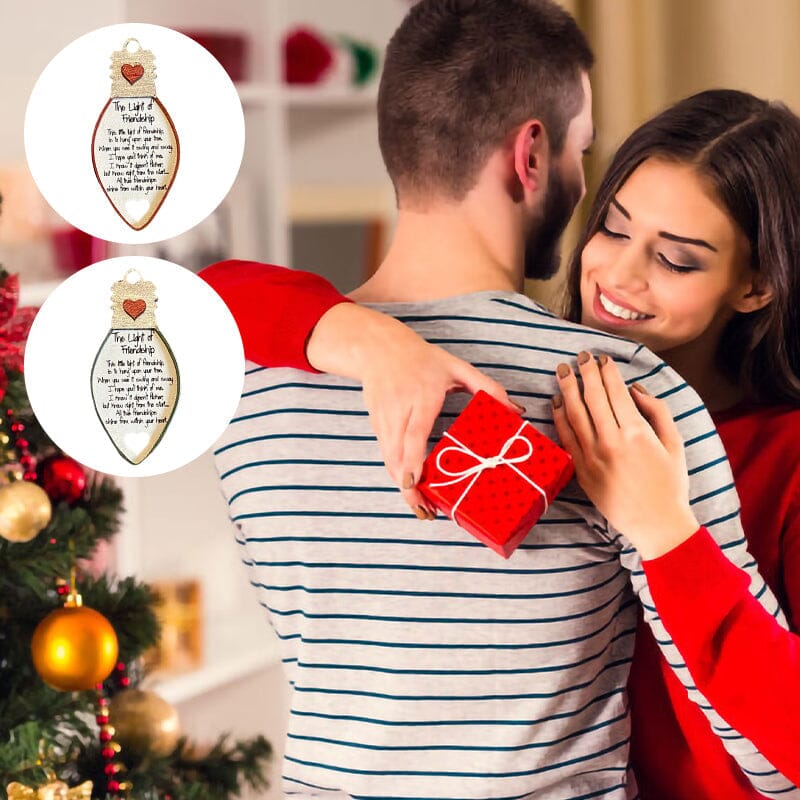 Grønt og rødt trepynt med bladmotiv, perfekt som julegave som gir festlig varme.