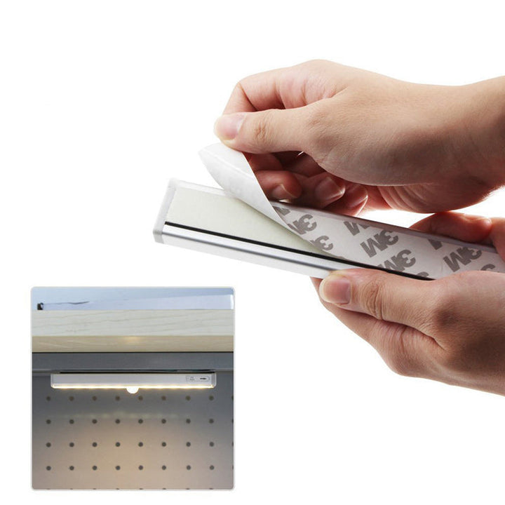 Bevægelsessensor LED-lampe med aluminiumskabinet, hvid eller varm hvid, velegnet til mørke rum i dit hjem.