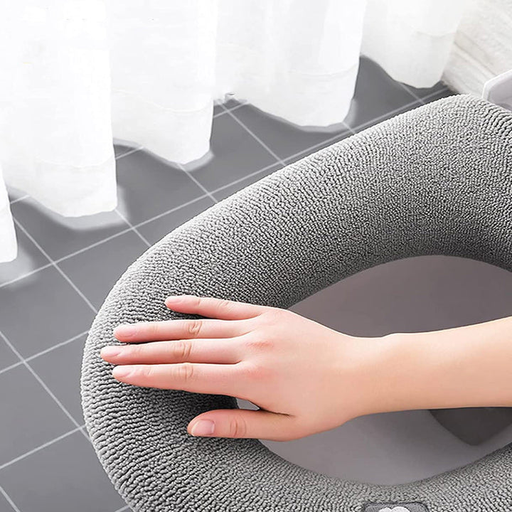 Varmt polyester toiletbræt-betræk i lysegrå, blødt og behageligt anbefalet til vinterbrug.