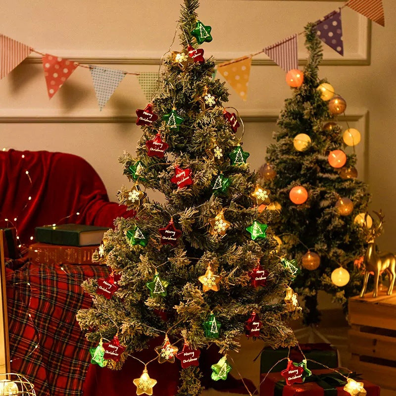 Varmhvide vandtætte julelys med julepynt, 3m lange, stjerner og kugler, skaber en magisk atmosfære udendørs.