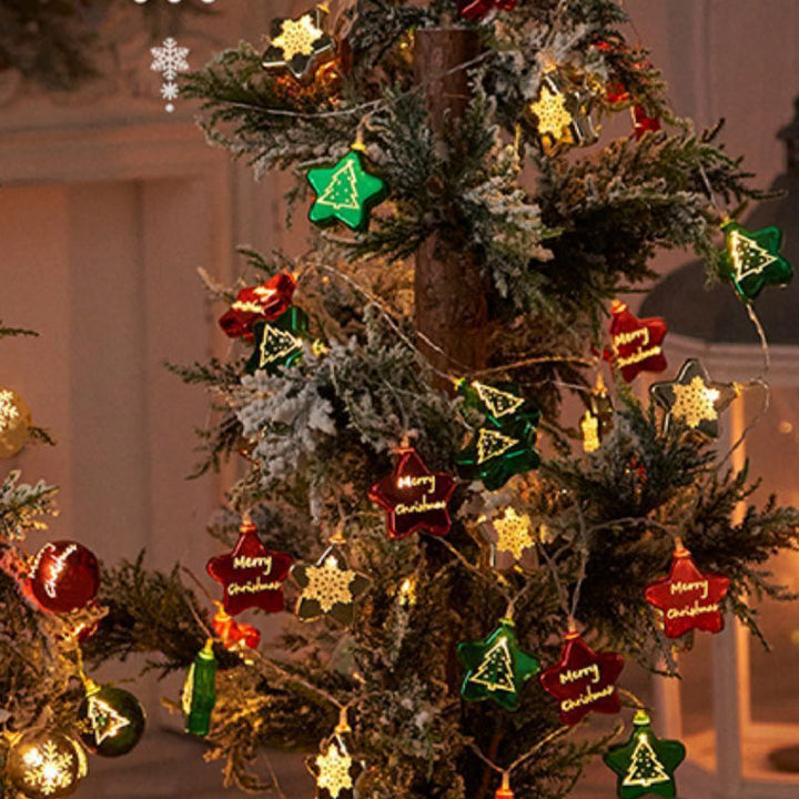 Varmhvide vandtætte julelys med julepynt, 3m lange, stjerner og kugler, skaber en magisk atmosfære udendørs.