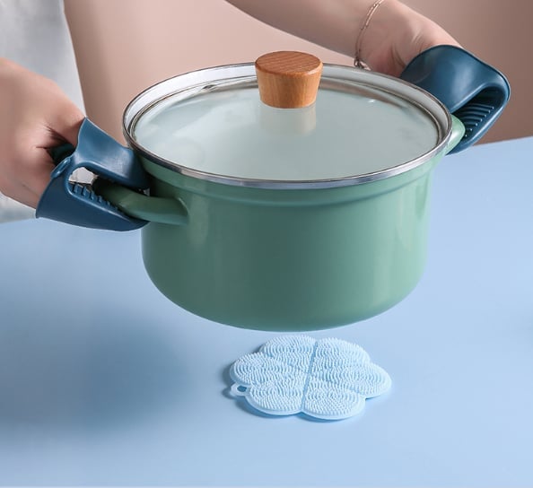 Varmefast, blå køkken silikoneholder, holdbart materiale, praktisk design, sikker håndtering.