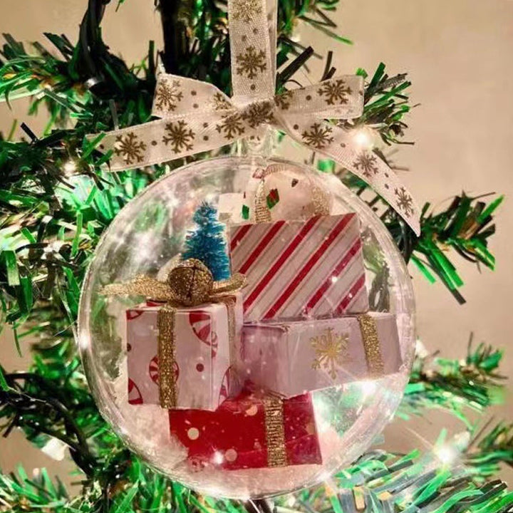 Läpinäkyvä joulukoriste, pallo, sisällä lahjapaketit, juhlava joulutunnelma, tyylikäs ja humoristinen design.
