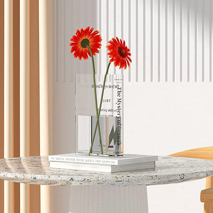 Klar bogformet akryl vase, moderne design, dekoreret med farverige sten, til hjemmet og festlokalet.