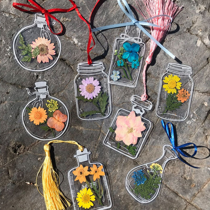 Gennemsigtig bogmærke med tørrede blomster, holdbart plastmateriale, elegant og naturligt udseende til bøger.