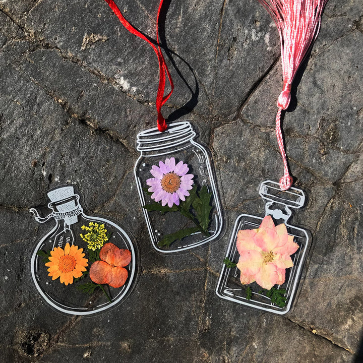 Gennemsigtig bogmærke med tørrede blomster, holdbart plastmateriale, elegant og naturligt udseende til bøger.