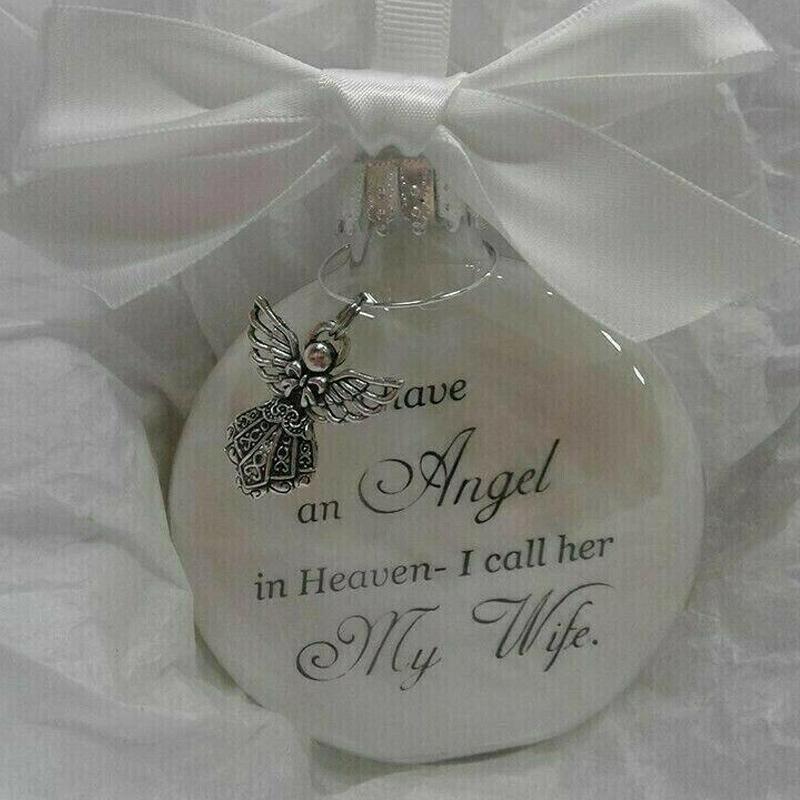 Gennemsigtig glas mindekoristning "Engel i himlen", julepynt med hvide bånd og inskription.