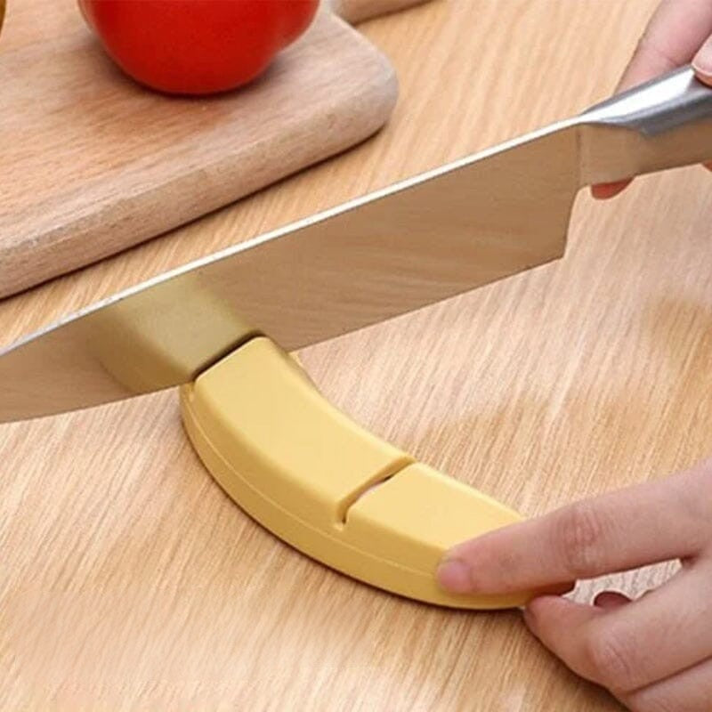 Kreativ knivsliber med banan-design, gul farve, kompakt størrelse, et sjovt og praktisk tilbehør til køkkenet.