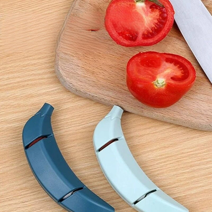 Kreativ knivsliber med banan-design, gul farve, kompakt størrelse, et sjovt og praktisk tilbehør til køkkenet.