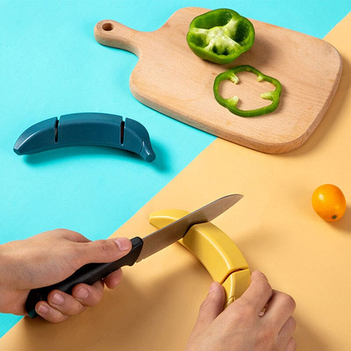 Kreativ knivsliber med banan-design, gul farve, kompakt størrelse, et sjovt og praktisk tilbehør til køkkenet.