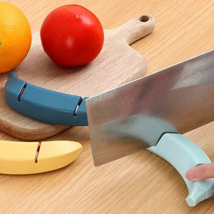 Kreativ knivsliber med banan-design, gul farve, kompakt størrelse, et sjovt og praktisk tilbehør til køkkenet.