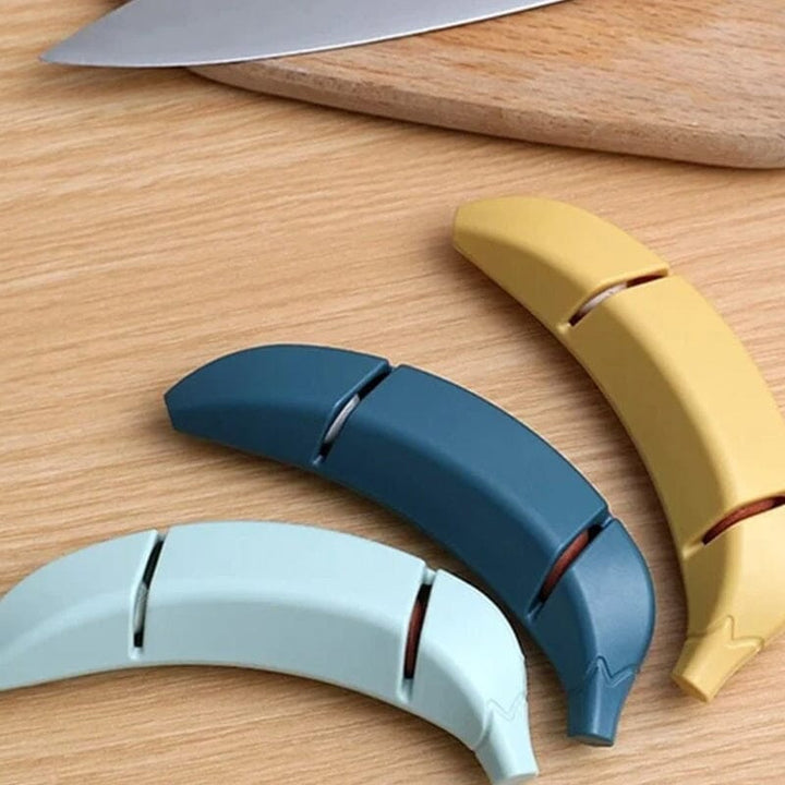 Kreativ knivsliber med banan-design, gul farve, kompakt størrelse, et sjovt og praktisk tilbehør til køkkenet.