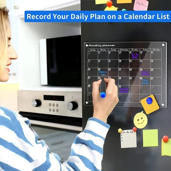 Magnetisk klar akrylkalender på køleskab, en stilfuld og brugervenlig tilføjelse til hjemmets organisering.
