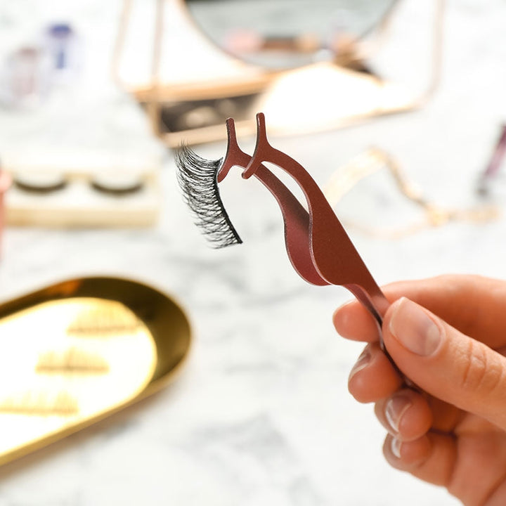 Magnetiske kunstige øjenvipper i sølv etui, naturlige fibre, ingen lim, hurtig påføring, iøjnefaldende og sikker øjenmakeup.