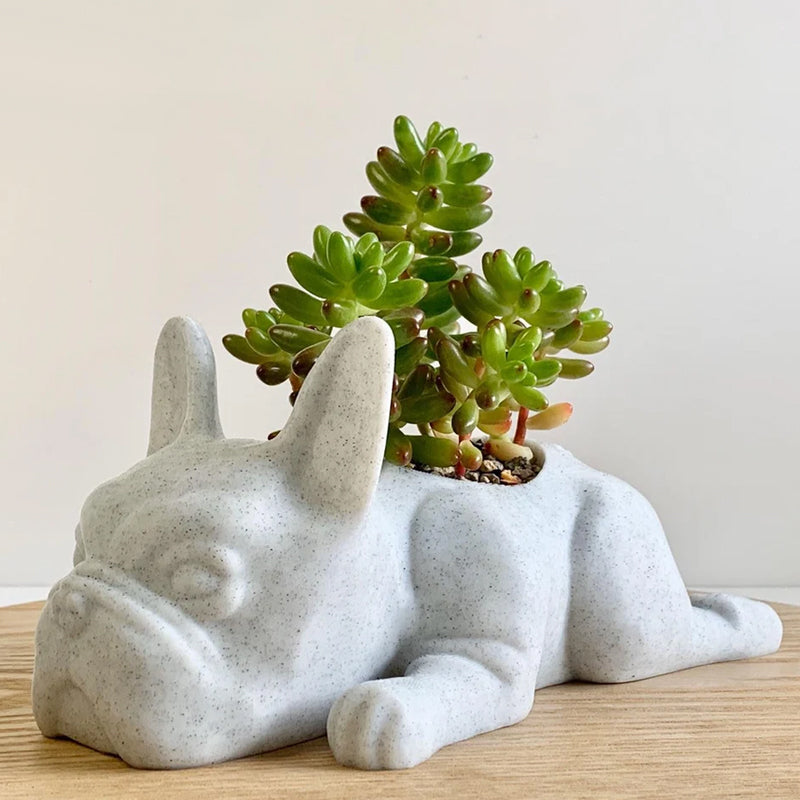 Meditativ hund harpiks havepynt, siddende med krydsede ben i en fredfyldt positur, velegnet til indendørs og udendørs brug.