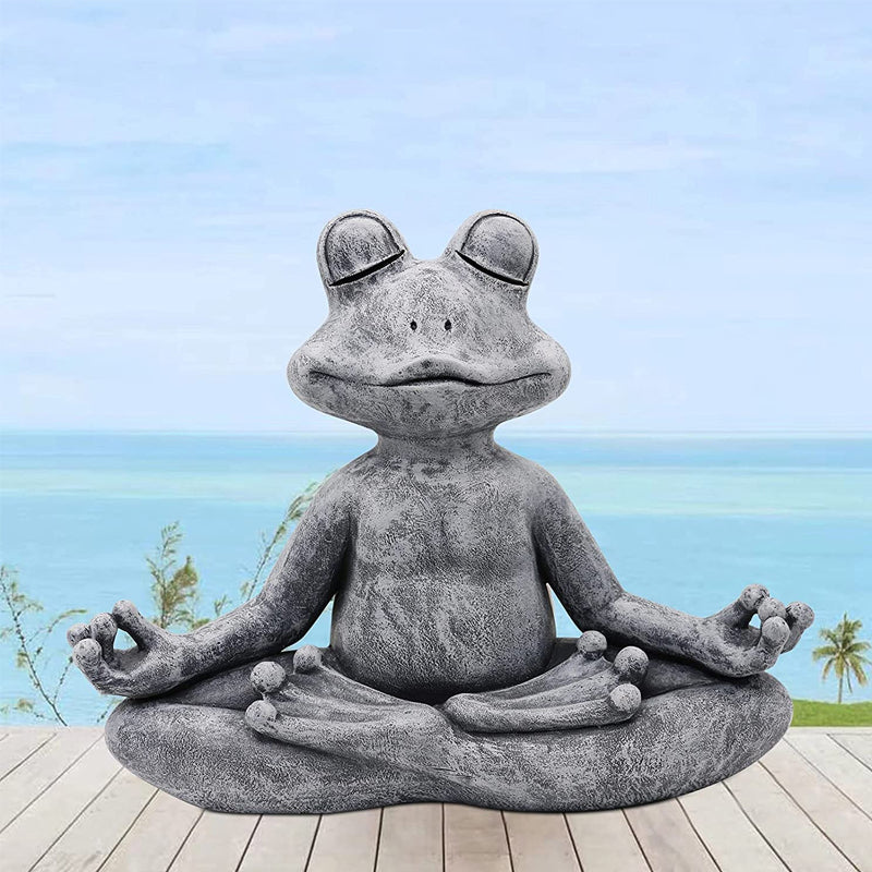 Meditativ hund harpiks havepynt, siddende med krydsede ben i en fredfyldt positur, velegnet til indendørs og udendørs brug.