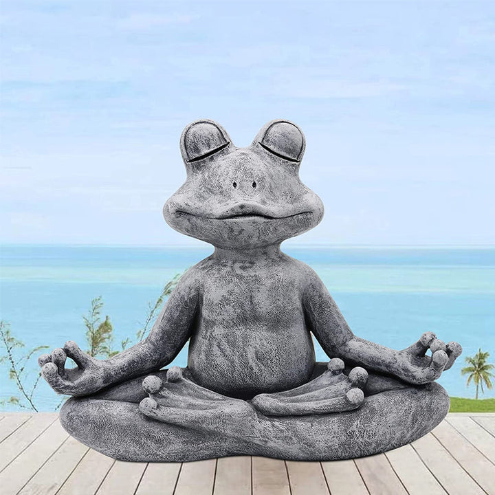 Meditativ hund harpiks havepynt, siddende med krydsede ben i en fredfyldt positur, velegnet til indendørs og udendørs brug.