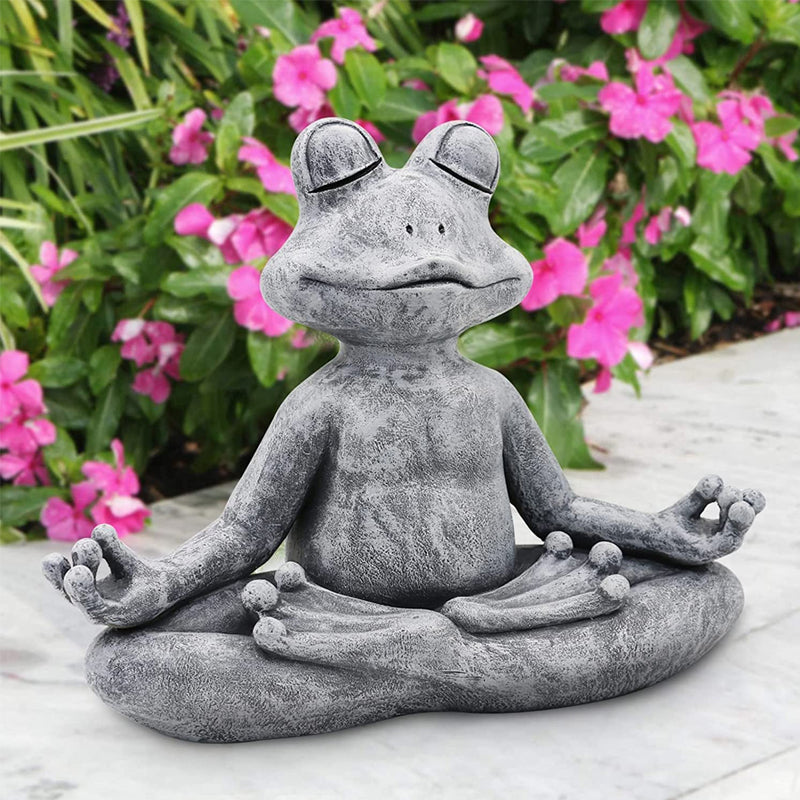 Meditativ hund harpiks havepynt, siddende med krydsede ben i en fredfyldt positur, velegnet til indendørs og udendørs brug.