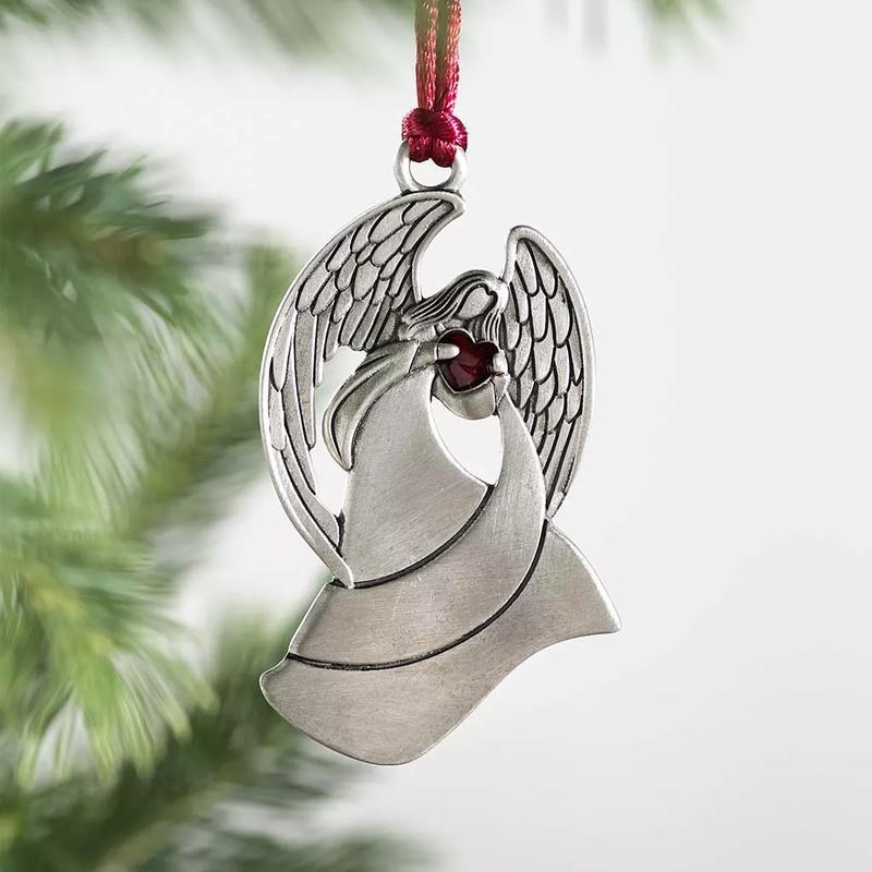 Metal juletræspynt - snemand med rød satinophæng, bringer elegance og glæde til dit juletræ.
