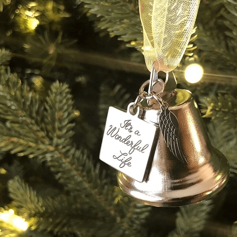 Metallisk julepynt: engel med klokke, antikt design, gylden silkebånd til ophængning, julestemning