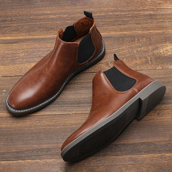 "Miesten Chelsea-saappaat, ruskea nahkalook, slip-on-tyyli, retroeleganssia ja modernia mukavuutta kaikille sääoloille."
