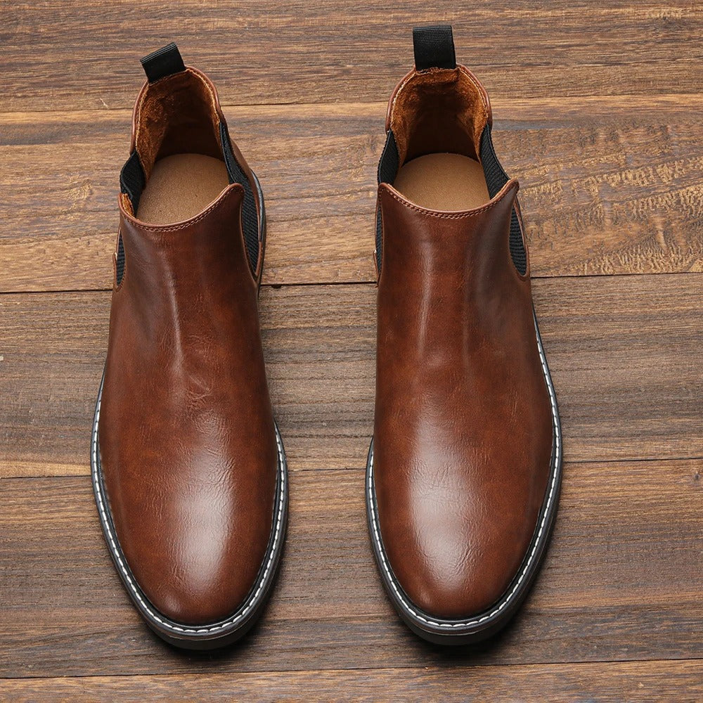 "Miesten Chelsea-saappaat, ruskea nahkalook, slip-on-tyyli, retroeleganssia ja modernia mukavuutta kaikille sääoloille."
