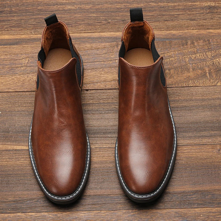 "Miesten Chelsea-saappaat, ruskea nahkalook, slip-on-tyyli, retroeleganssia ja modernia mukavuutta kaikille sääoloille."