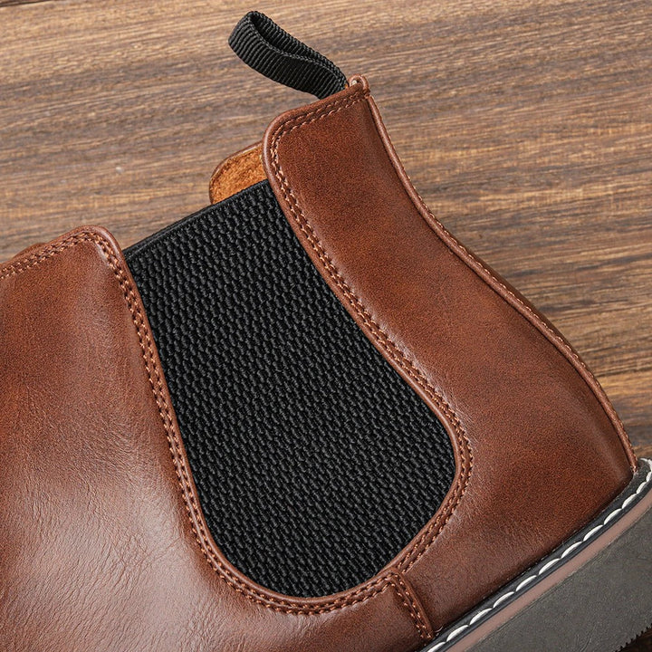 "Miesten Chelsea-saappaat, ruskea nahkalook, slip-on-tyyli, retroeleganssia ja modernia mukavuutta kaikille sääoloille."