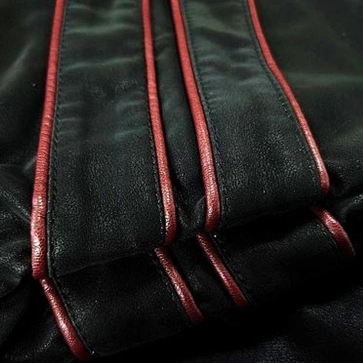 Miesten PU-nahkatakki, punaiset yksityiskohdat, slim fit, tyylikäs muotoilu, käytännöllinen, edestä kuvattuna.